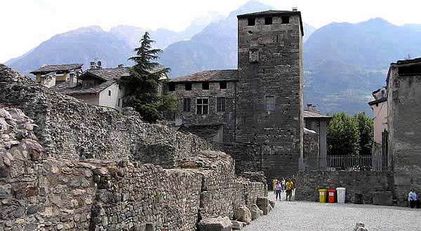 Costruzioni medievali che si affacciano sull'area del teatro romano, Aosta, Val d'Aosta. Autore e Copyright Marco Ramerini