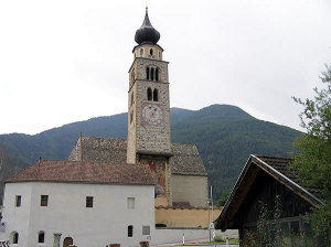 A torre do sino da igreja paroquial de San Pancrazio (Kirche St. Pankratius), Glorenza-Glurns, Trentino-Alto Ádige. Autor e Copyright Marco Ramerini