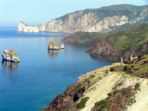 La costa lungo la passeggiata di Nebida, Iglesias, Sardegna. Autore e Copyright Marco Ramerini