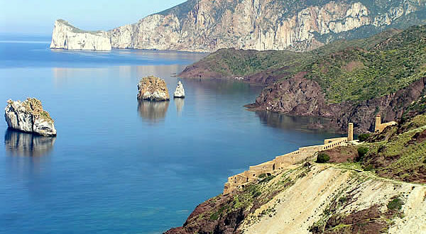 Le littoral le long de la promenade de Nebida, Iglesias, Sardaigne. Auteur et Copyright Marco Ramerini