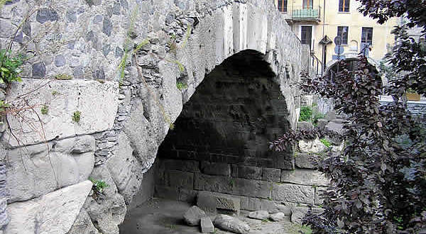Pont romain, Aoste, Val d'Aoste. Auteur et Copyright Marco Ramerini.