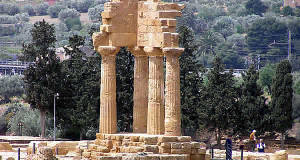 Tempio dei Dioscuri, Valle dei Templi, Agrigento, Sicilia. Autore e Copyright Marco Ramerini