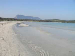 A praia de Cala Brandinchi com a ilha de Tavolara como pano de fundo, San Teodoro, Sardenha. Autor e Copyright Marco Ramerini