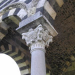 Particolare del portico, Basilica della Santissima Trinità di Saccargia, Codrongianus, Sardegna. Autore e Copyright Marco Ramerini