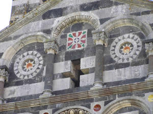 Detalhe da fachada da Basílica da Santíssima Trindade de Saccargia, Codrongianos, Sardenha. Autor e Copyright Marco Ramerini.