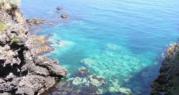 Il mare di Aci Castello, Sicilia. Autore e Copyright Marco Ramerini.