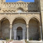 Il portico e il portale della Cattedrale, Cefalù, Sicilia, Italia. Autore e Copyright Marco Ramerini