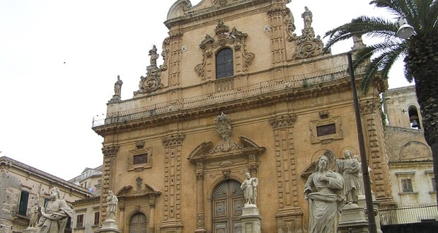 La facciata della chiesa di San Pietro, Mòdica, Sicilia. Autore e Copyright Marco Ramerini