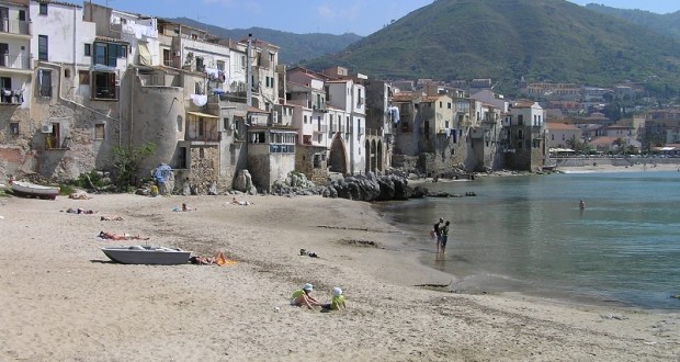 La spiaggia e il quartiere antico di Cefalù, Sicilia, Italia. Autore e Copyright Marco Ramerini