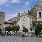 Piazza IX Aprile a Taormina, Sicilia. Autore e Copyright Marco Ramerini