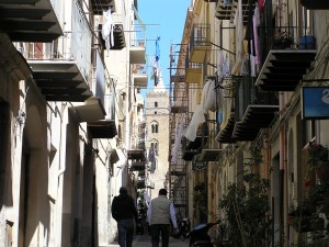 Une ruelle typique, Cefalù, Sicilie, Italie. Auteur et Copyright Marco Ramerini