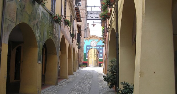 Una via con i tipici porticati e i caratteristici affreschi murali, Dozza, Bologna. Autore e Copyright Marco Ramerini.