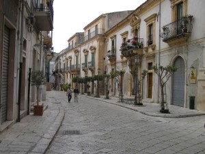 Via Mormino Penna, strada dichiarata dall'UNESCO patrimonio mondiale dell'umanità, Scicli, Sicilia, Italia. Autore e Copyright Marco Ramerini