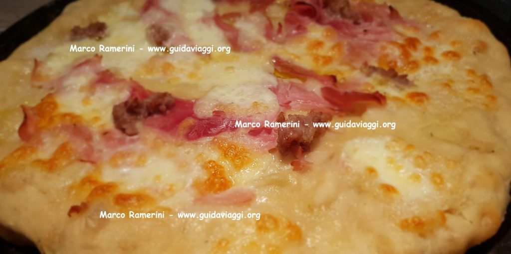 Schiacciata o Pizza bianca. Autore e Copyright Marco Ramerini